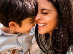 Madre abrazando a su hijo