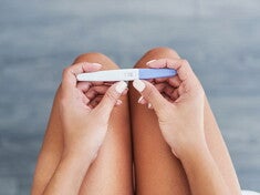 Chica sosteniendo prueba de embarazo