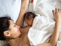 Madre lactando a su bebé