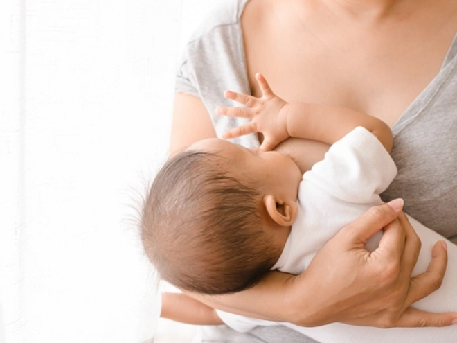 Amamantar a recién nacido Madre con bebé estimulando su producción de leche materna