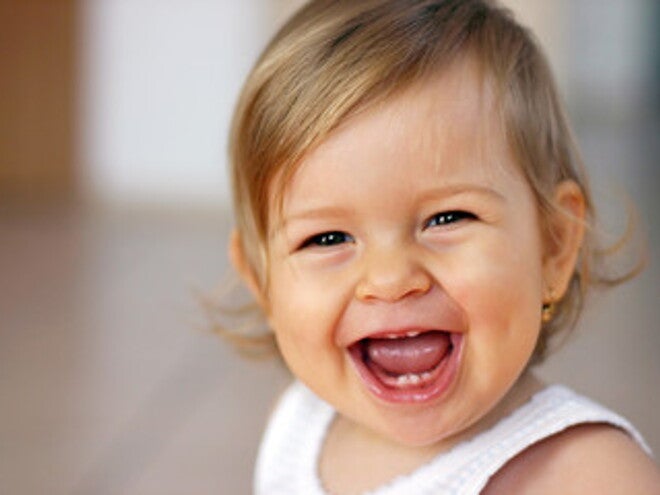 Bebé sonriente mirando a la cámara Bebé sonriente mirando a la cámara