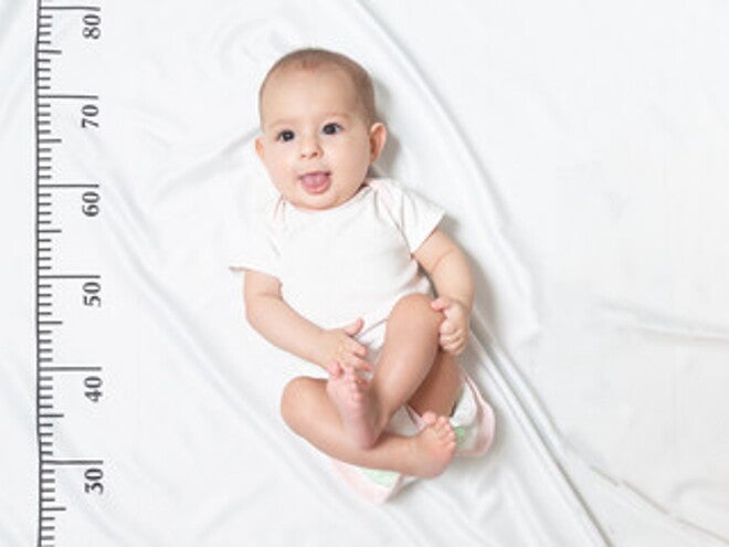 bebe-con-ropa-blanca-acostado-en-una-cama bebe-con-ropa-blanca-acostado-en-una-cama
