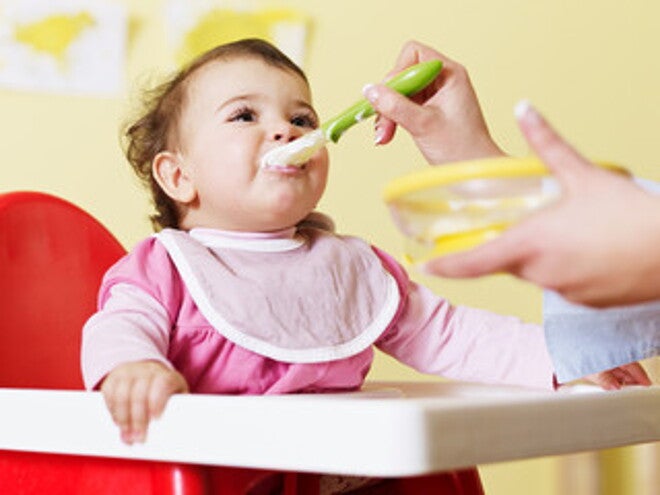 Mamá alimentando a su bebé Mamá alimentando a su bebé