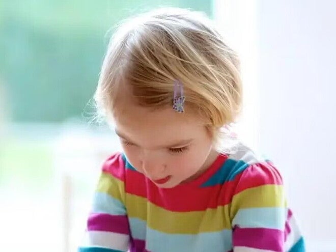 niña jugando niña jugando