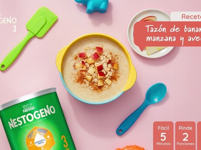 Tazón de banano, manzana y avena.