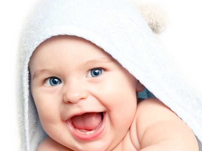 Dentición en bebés, bebé sonriendo con sus primeros dientes
