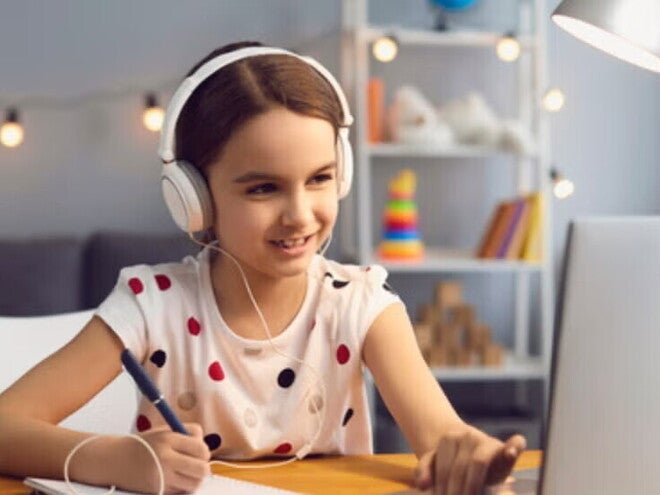niña estudiando niña estudiando