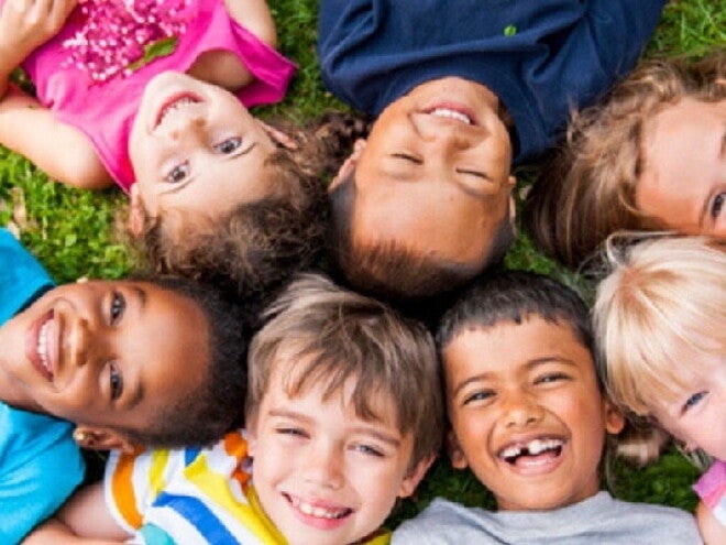Niños en circulo sonriendo