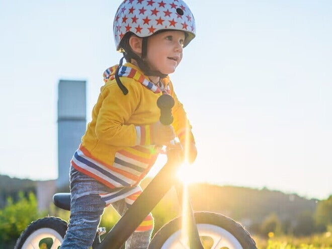 niño andando en bici niño andando en bici