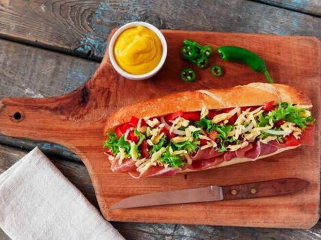 Pan ciabatta relleno con jamón, queso y verduras Pan ciabatta relleno con jamón, queso y verduras