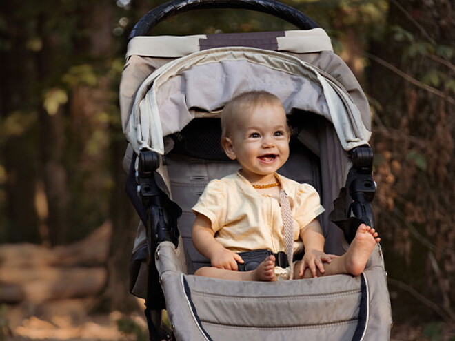 Conoce los consejos para comprar el coche para bebés. Bebé sentado en un coche.