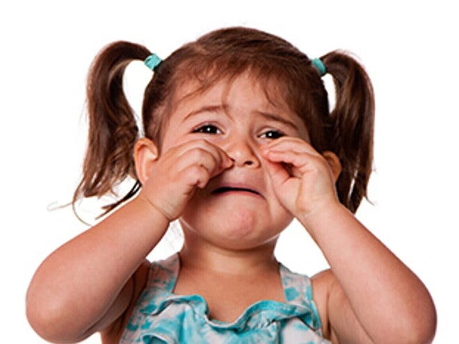 Niña-pequeña-haciendo-berrinche-en-la-mesa Niña-pequeña-haciendo-berrinche-en-la-mesa