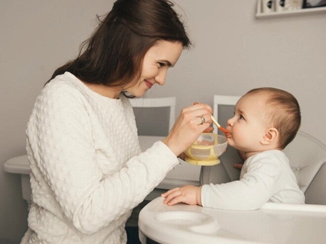 mamá dando de comer a bebé mamá dando de comer a bebé