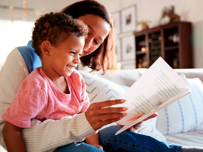 Lee cuentos cortos a tus hijos y contribuye en su desarrollo. Mamá leyendo cuentos cortos con su hijo