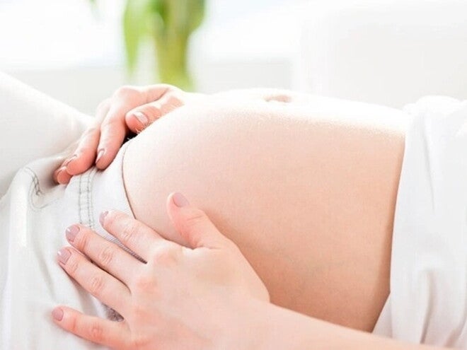 mujer-embarazada-descansando 10 cuidados que debe tener una mujer embarazada