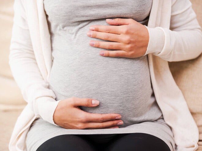 Diabetes en el embarazo Imagen de una embazada acariciando su vientre