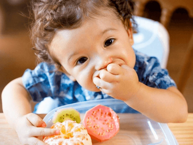 Alimentos para el bebé de 6 meses bebe comiendo frutas
