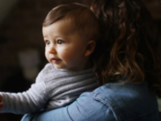 El entorno del bebé de 8 meses Madre sosteniendo a su bebé
