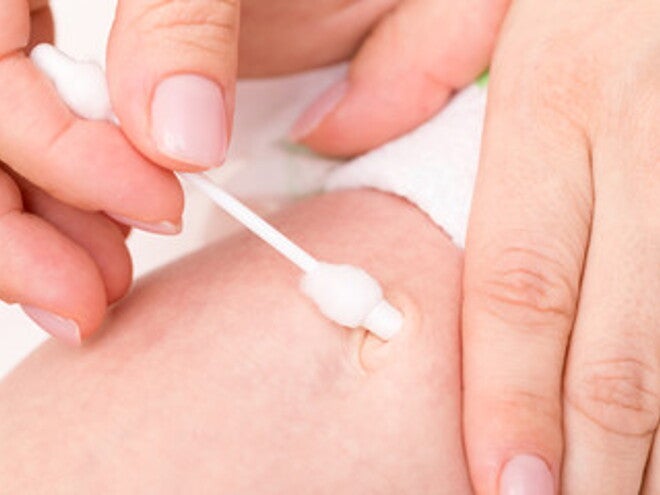 Funciones del cordón umbilical durante la etapa de gestación Mamá limpia el ombligo del bebé recién nacido con un hisopo de algodón