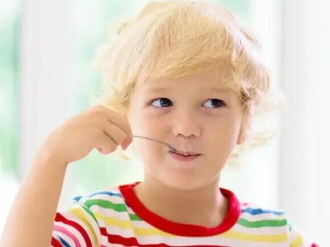 Importancia de los platos saludables para niños de 1 a 12 años Niño comiendo saludable