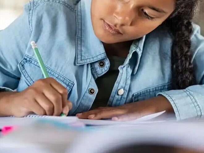 niña estudiando niña estudiando