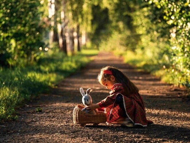 Niña sana jugando en el parque Niña sana jugando en el parque