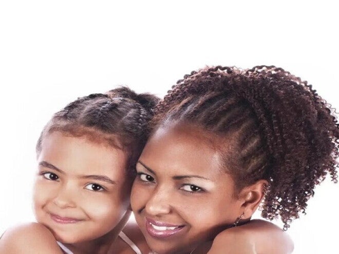 madre e hija abrazadas