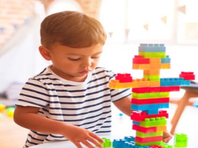 niño jugando niño jugando