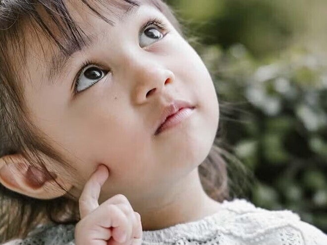 niña pensando niña pensando