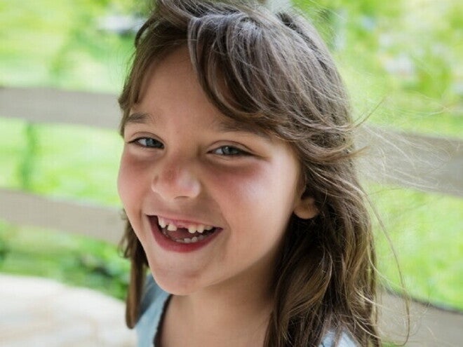 La importancia de la alimentación de tu hijo en el colegio niña sonriendo
