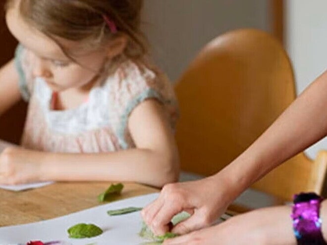Dos niñas haciendo actividades de arte para niños como manualidades Dos niñas haciendo actividades de arte para niños como manualidades