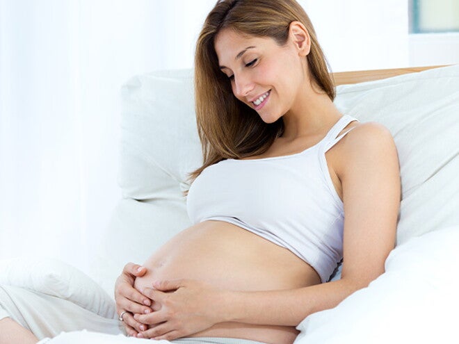 La nutrición balanceada es una forma de llevar a buen desarrollo el embarazo Mujer embarazada tocándose la panza
