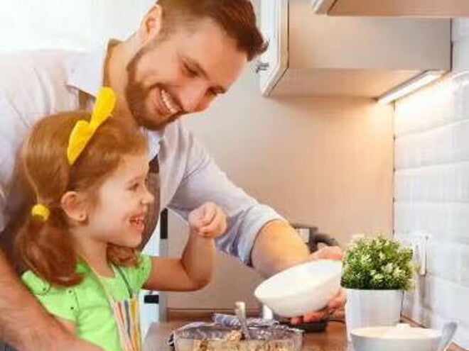 papá e hija cocinando
