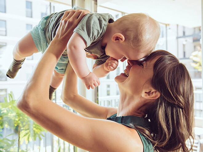 Conoce que es la curva de crecimiento y desarrollo Mamá cargando a su bebé.