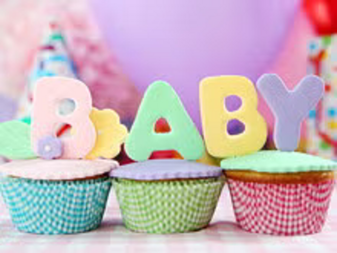 Cupcakes decorados con la palabra “Baby” para fiesta de revelación de género.