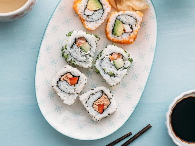 Sushi Bowl con Ensalada de Surimi y Batido Sushi en un bowl con palillos chinos a un lado