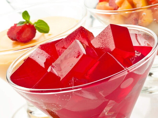 Gelatina de Frutos Rojos y Almendras Cubos de gelatina dentro de un pote de vidrio