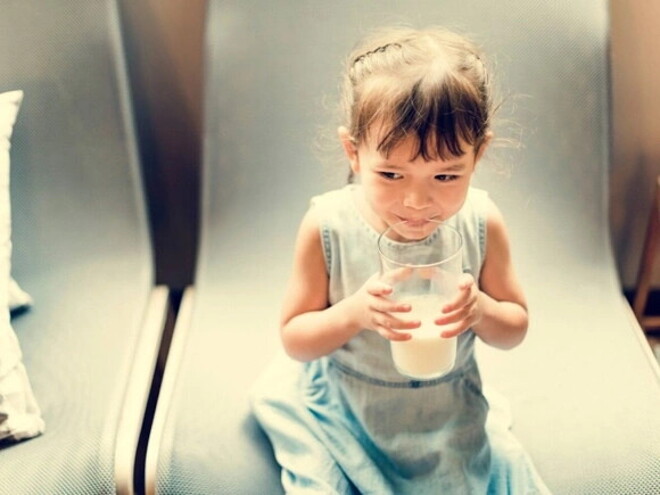 Cómo aumentar las defensas de los niños niña tomando leche