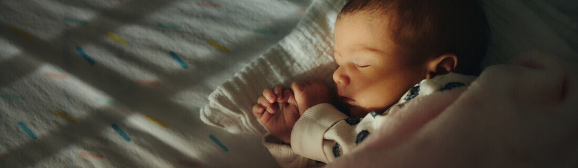Bebé pequeño durmiendo en su cuna. Sueño infantil.