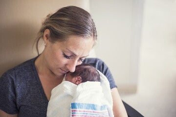 Madre con su bebe prematuro en manos Madre con su bebe prematuro en manos