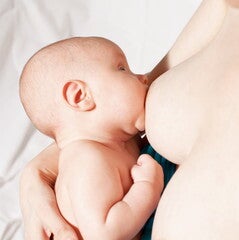 Madre amamantando a su bebe Madre amamantando a su bebe