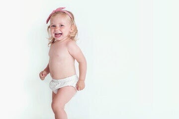 Una niña sonriendo a la camara Una niña sonriendo a la camara