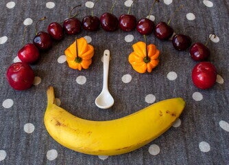 Figura de frutas simulando una cara feliz Figura de frutas simulando una cara feliz