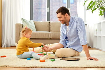 Un padre y su hija jugando juntos en la sala Un padre y su hija jugando juntos en la sala