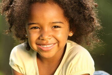 Una niña sonriendo a la camara Una niña sonriendo a la camara