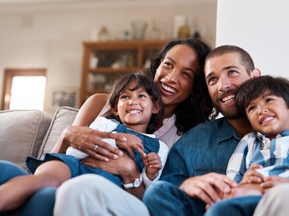 Familia con un niño pequeño realizando una actividad tranquila juntos en casa.