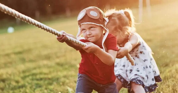 Actividades físicas para niños niños realizando actividades físicas al aire libre