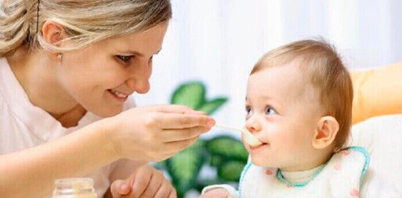 La alimentación es importante para el bebé de 6 meses Mamá dando de comer a su bebé