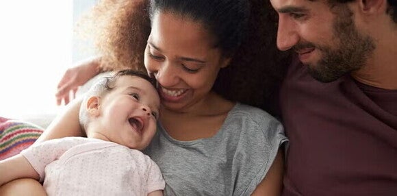 Familia con bebé de 5 meses Bebé de 5 meses con sus padres