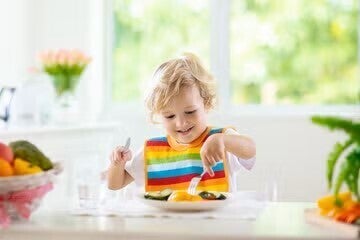 Bebé comiendo feliz